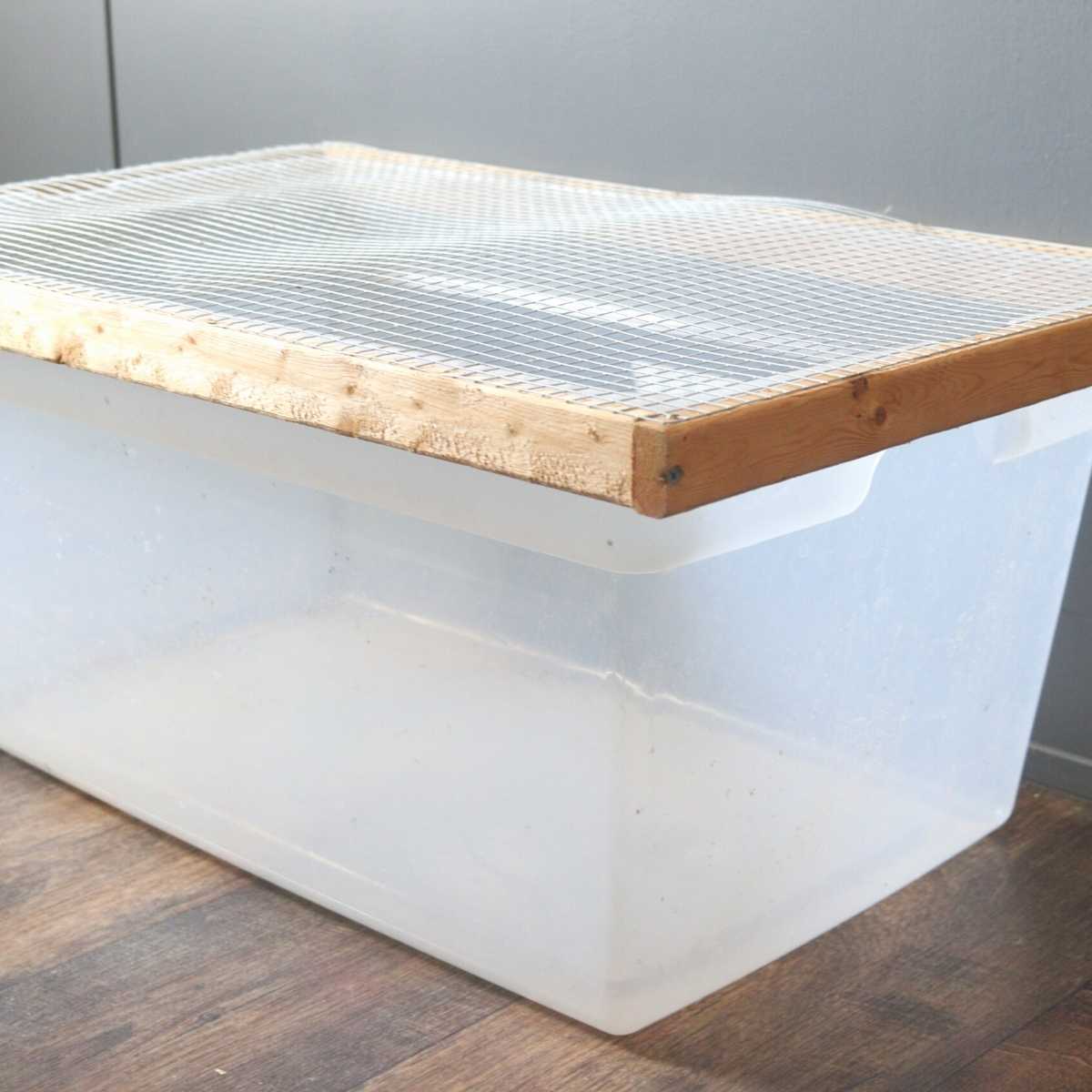 How to DIY a Cheap Brooder Box for Chicks