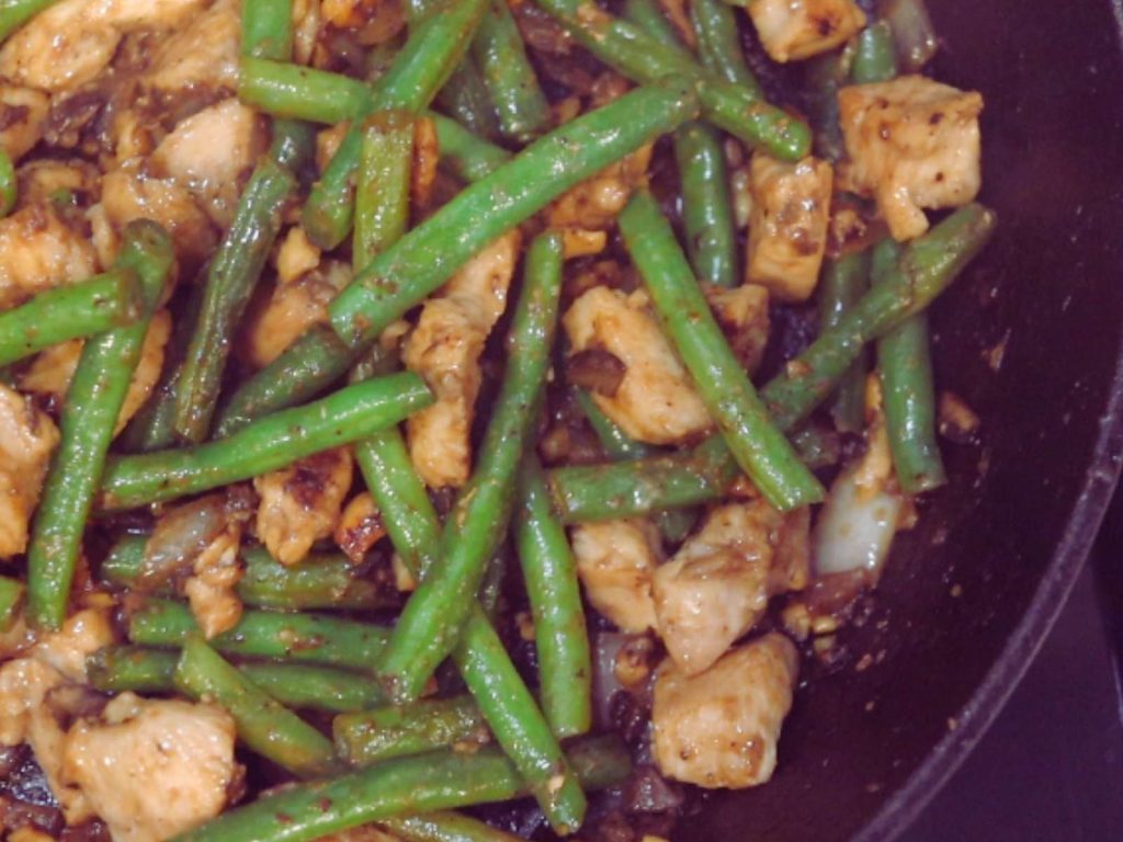 chicken breast cubes with green beans in a stir fry sauce
